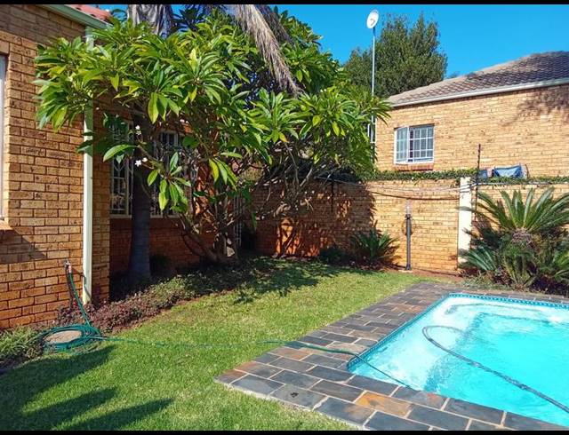 4 BEDROOM TOWNHOUSE FOR SALE IN AMOROSA